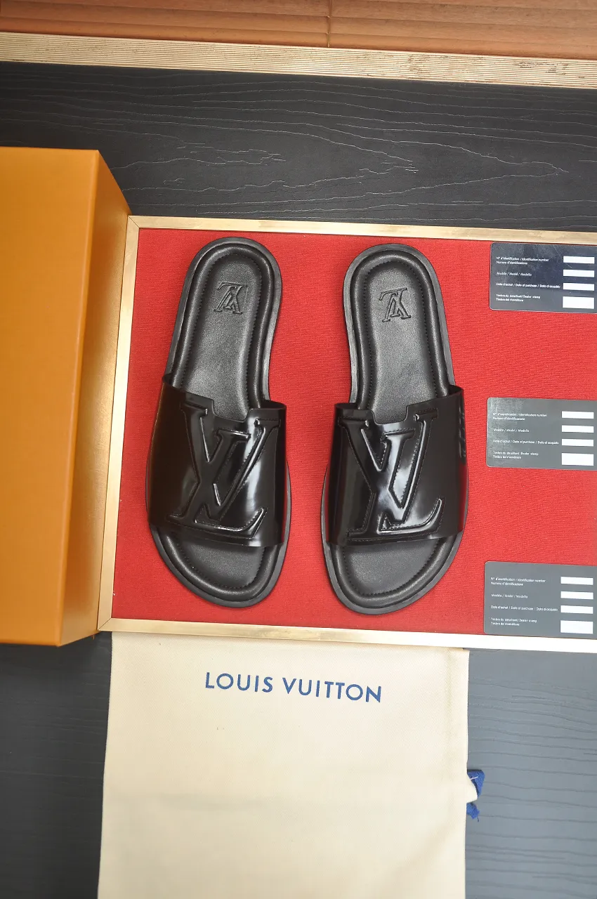 Men's shoes 💰360💶 [Louis Vuitton LV slippers] (high-end cowhide) counter 1:1 fashion style, a must-have for summer! The designer used LV’s iconic outsole. The original simple slippers instantly become fashionable! The upper is made of flexible special cowhide leather straps alternately, and the workmanship is exquisite! A must-have for stylish men in summer, size 38-46 (45 46 customized)